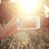 person som redigerar kort med sin iphone