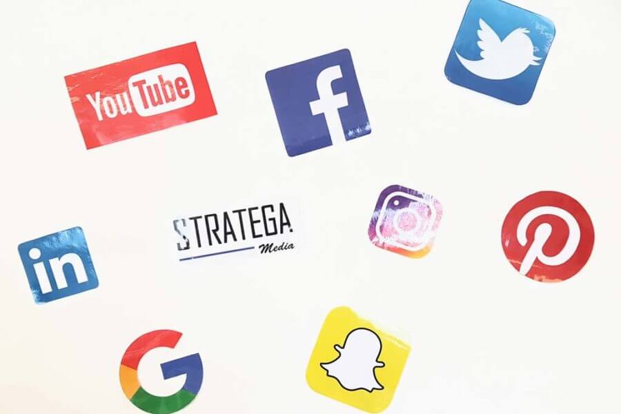 Vägg med bilder på sociala medier-ikoner samt Stratega Media's logotyp
